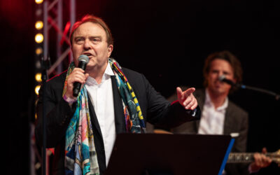 Mit Verführerblick die Beine im Zeitlupentempo entblösst